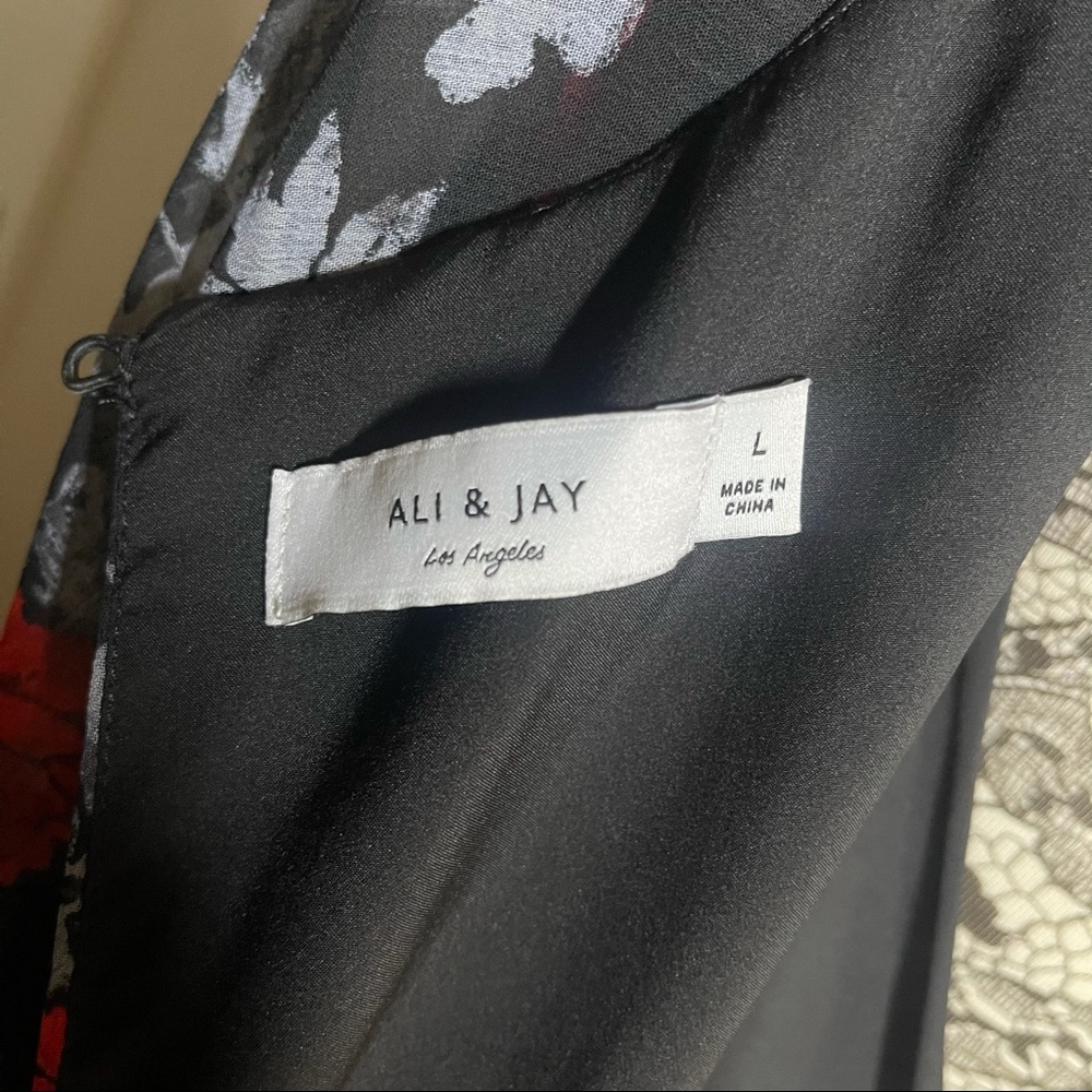 ๐ NWT Ali & Jay
Only Wish Floral Jumpsuit Size Lg - Picture 16 of 16